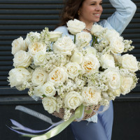 Корзина с ароматной сиренью и розами