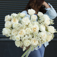 Корзина с ароматной сиренью и розами