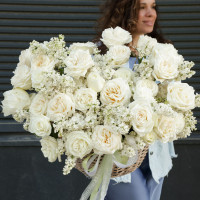 Корзина с ароматной сиренью и розами