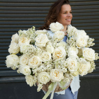 Корзина с ароматной сиренью и розами