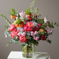 Букет с пионами, дильфиниумом и гортензией