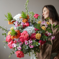 Букет с пионами, дильфиниумом и гортензией