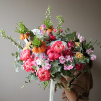 Букет с пионами, дильфиниумом и гортензией