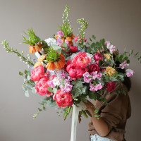 Букет с пионами, дильфиниумом и гортензией