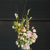 2 в 1 Премиум букет с пионами, каллами в дизайнерской вазе