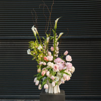 2 в 1 Премиум букет с пионами, каллами в дизайнерской вазе