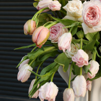 2 в 1 Премиум букет с пионами, каллами в дизайнерской вазе