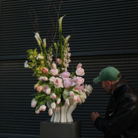 2 в 1 Премиум букет с пионами, каллами в дизайнерской вазе