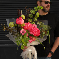 Букет летний с коралловыми пионами