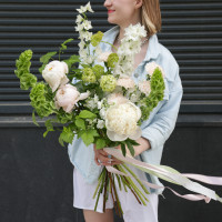 Букет авторский летний с пионами и зеленью