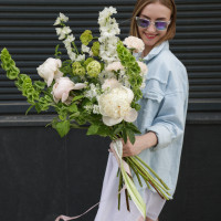 Букет авторский летний с пионами и зеленью