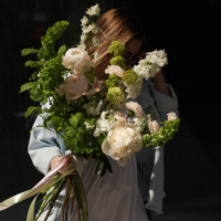 Букет авторский летний с пионами и зеленью