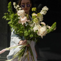 Букет авторский летний с пионами и зеленью