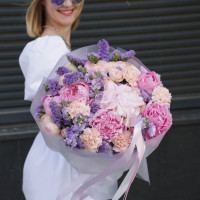 Букет круглый с пионами, розами и гортензией