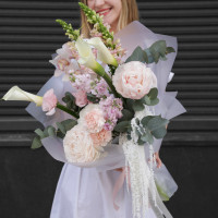 Букет с пионами и каллами