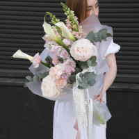 Букет с пионами и каллами