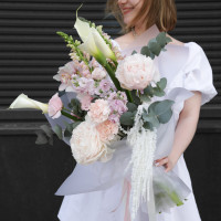 Букет с пионами и каллами