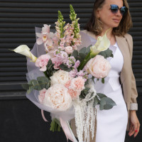 Букет с пионами и каллами