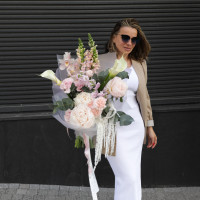 Букет с пионами и каллами