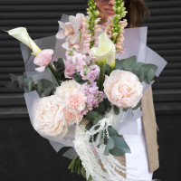 Букет с пионами и каллами