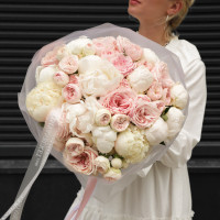 Букет круглый с пионами и пионовидными розами