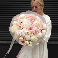 Букет круглый с пионами и пионовидными розами