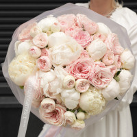 Букет круглый с пионами и пионовидными розами