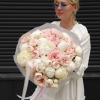 Букет круглый с пионами и пионовидными розами