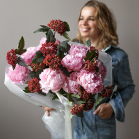 Букет с пионами и декоративными цветами