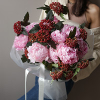 Букет с пионами и декоративными цветами