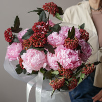 Букет с пионами и декоративными цветами
