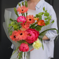 Букет яркий с пионами и игольчатыми герберами