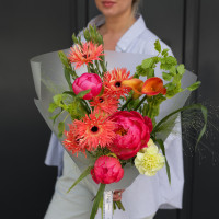 Букет яркий с пионами и игольчатыми герберами
