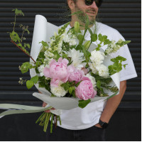 Букет с пионами, диантусом и дельфиниумом