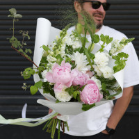 Букет с пионами, диантусом и дельфиниумом