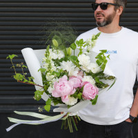 Букет с пионами, диантусом и дельфиниумом