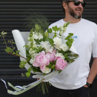 Букет с пионами, диантусом и дельфиниумом