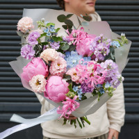 Букет с пионами, маттиолой и лизиантусом