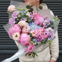 Букет с пионами, маттиолой и лизиантусом