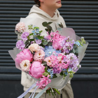 Букет с пионами, маттиолой и лизиантусом