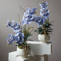 Голубые искусственные орхидеи в керамическом кашпо