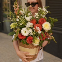 Корзина с апельсиновыми георгинами и садовым миксом