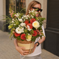 Корзина с апельсиновыми георгинами и садовым миксом