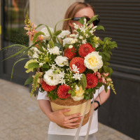 Корзина с апельсиновыми георгинами и садовым миксом