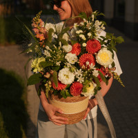 Корзина с апельсиновыми георгинами и садовым миксом