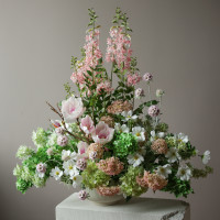 Интерьерная композиция высокая в кашпо в розово-зеленой гамме