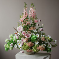 Интерьерная композиция высокая в кашпо в розово-зеленой гамме