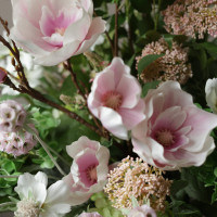 Интерьерная композиция высокая в кашпо в розово-зеленой гамме