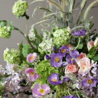 Интерьерная композиция высокая в кашпо с сиренево-зеленой гамме