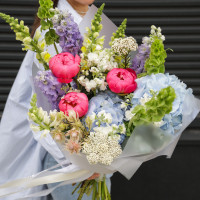 Букет с пионами, гортензией и дельфиниумом